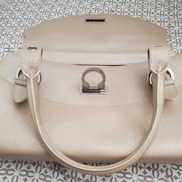 Salvatore Ferragamo Gancini Handbag. - Picture 10 of 16